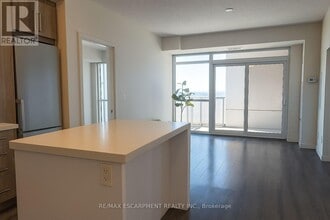 2087 Fairview St in Burlington, ON - Building Photo - Building Photo