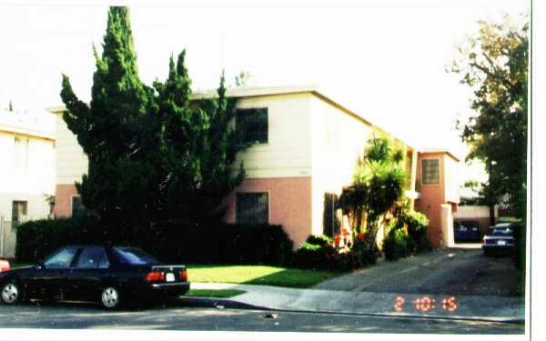 5636 Laurel Canyon Blvd in Valley Village, CA - Foto de edificio - Building Photo