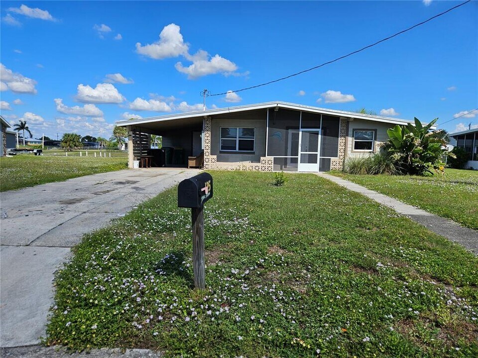 125 Poinsettia Cir NE in Port Charlotte, FL - Building Photo