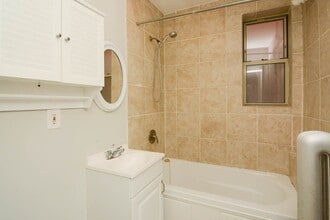 547 W Surf St, Unit A06C in Chicago, IL - Building Photo - Building Photo