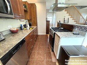 4 North Crescent Circuit, Unit 1 in Boston, MA - Building Photo - Building Photo