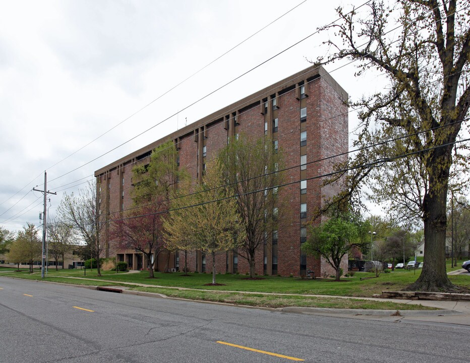 Overland Towers Apartments in Overland Park, KS - Building Photo