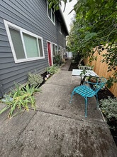 1666 SE Umatilla St, Unit 2 in Portland, OR - Building Photo - Building Photo