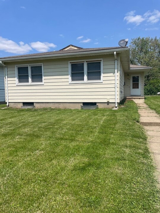 135 Western Ave in Waterloo, IA - Building Photo