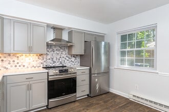 9392 Pine Tree Rd in Norfolk, VA - Foto de edificio - Building Photo