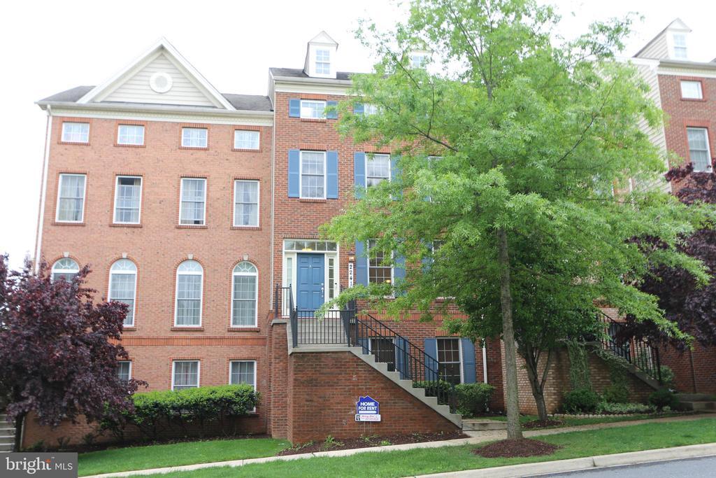 22414 Brick Haven Way in Clarksburg, MD - Building Photo
