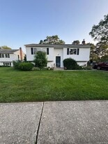 2 Mortell Ct in Copiague, NY - Building Photo