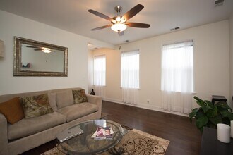 2253 N Janssen Ave, Unit 1R in Chicago, IL - Building Photo - Building Photo