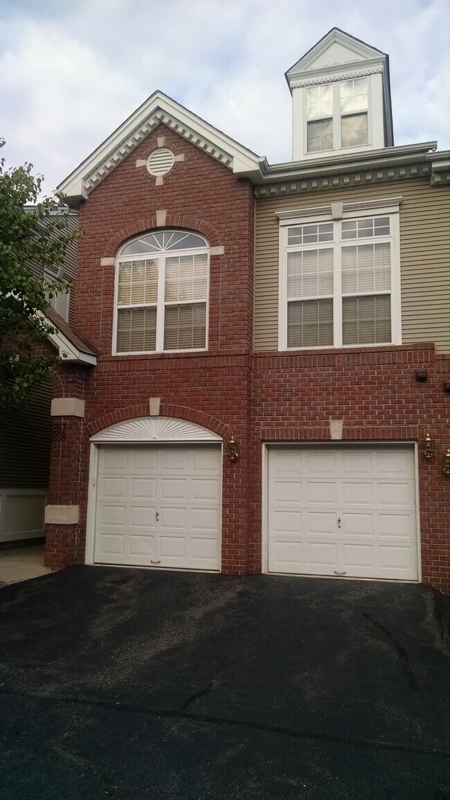 258 Riverwalk Way in Clifton, NJ - Foto de edificio - Building Photo