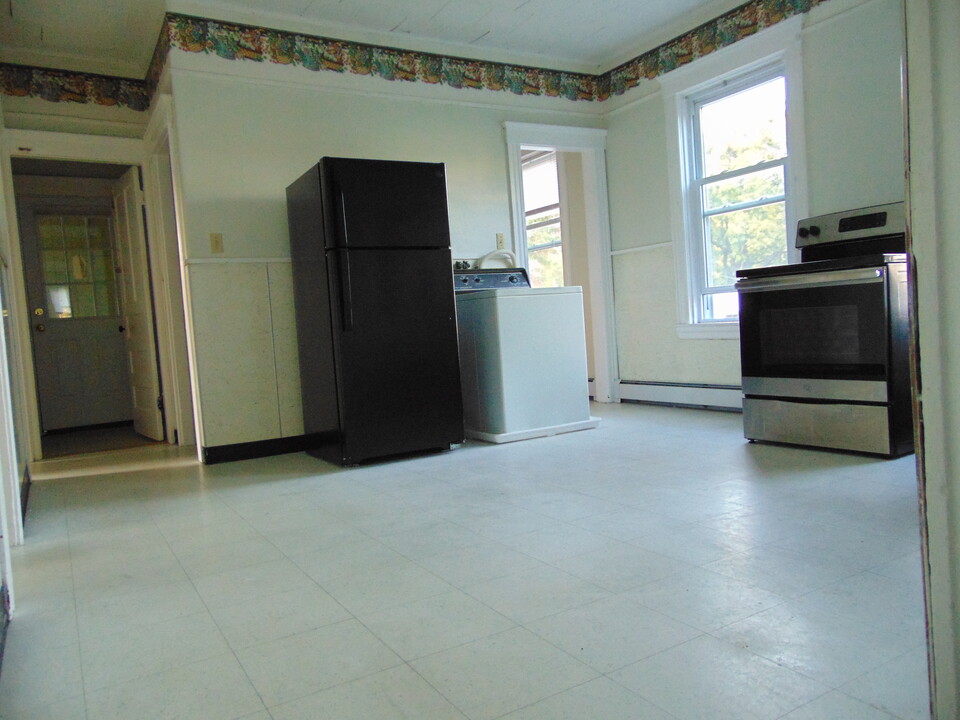 32 Douglas St, Unit Apt 2 in Worcester, MA - Building Photo