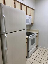 2811 N Oakland Forest Dr, Unit 303 in Oakland Park, FL - Foto de edificio - Building Photo