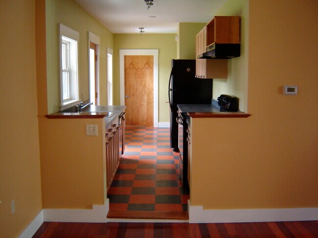65 5th St, Unit 1B in Turners Falls, MA - Building Photo - Building Photo