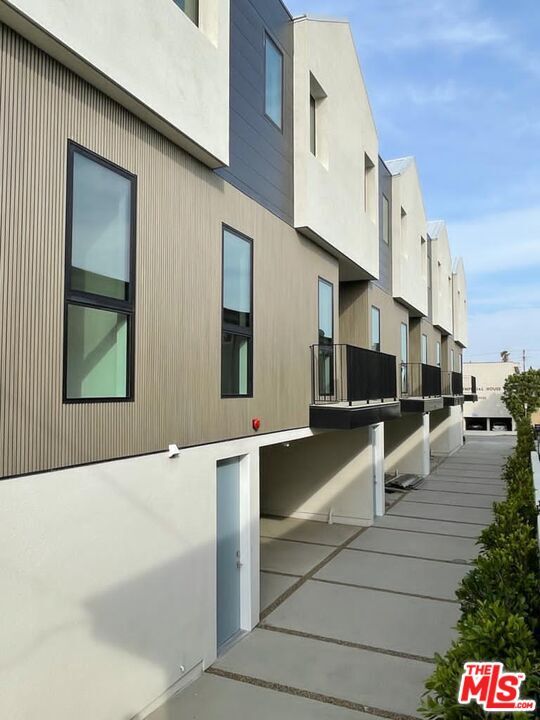 2019 Preuss Rd in Los Angeles, CA - Foto de edificio - Building Photo