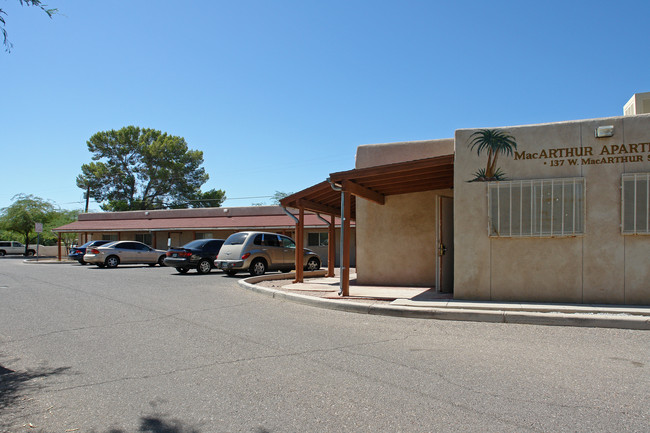 MacArthur Apartments in Tucson, AZ - Foto de edificio - Building Photo