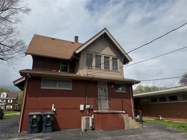1910 E Market St in Warren, OH - Building Photo - Building Photo