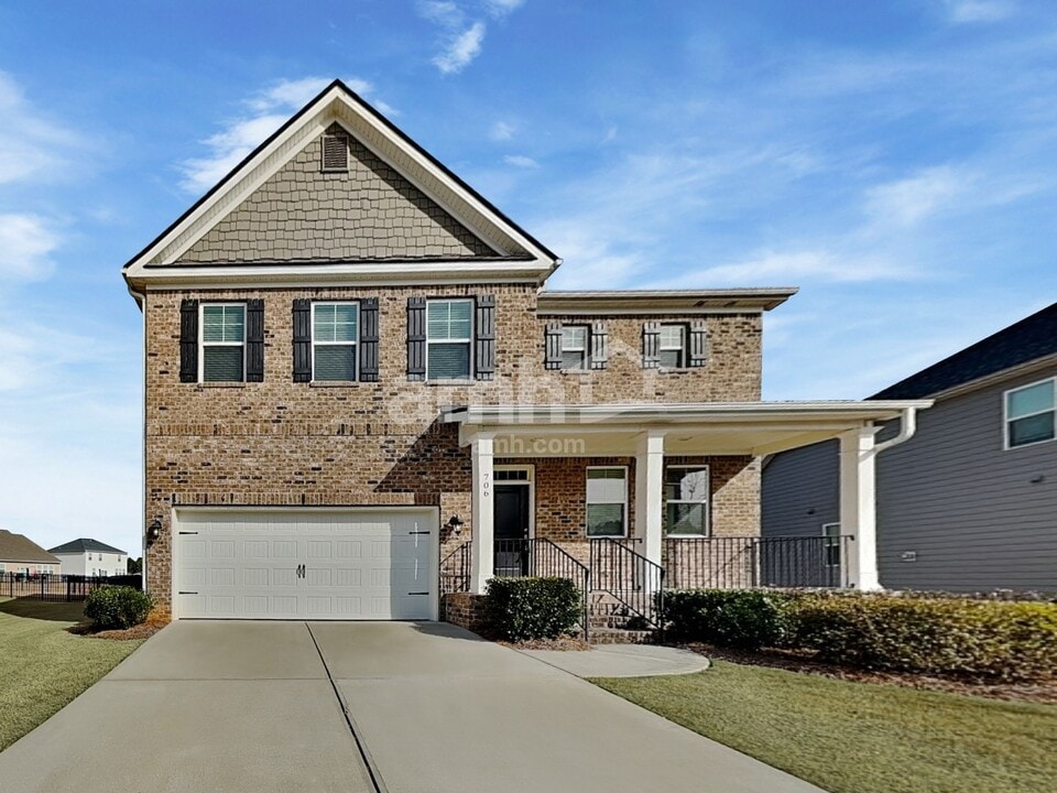 706 Cyprus Ave in Loganville, GA - Building Photo