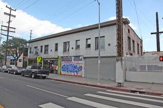 2906 S San Pedro St in Los Angeles, CA - Building Photo - Building Photo