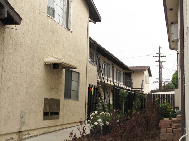 651 E 46th St in Long Beach, CA - Foto de edificio - Building Photo