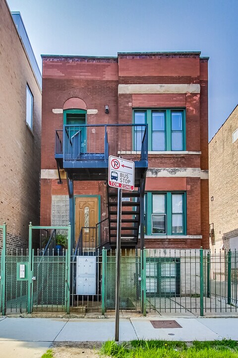 2709 W Chicago Ave in Chicago, IL - Building Photo
