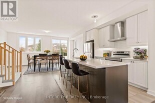 14 Blue Frst Cres in Barrie, ON - Building Photo