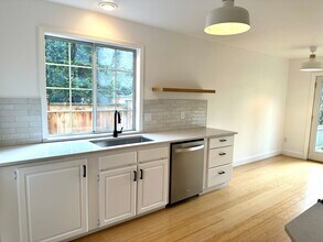 4978 Suntree Ln in Lake Oswego, OR - Building Photo - Building Photo