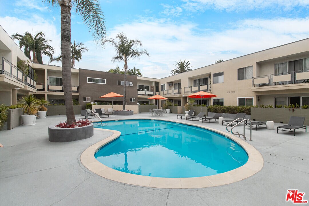 1233 Laurel Ave in West Hollywood, CA - Building Photo