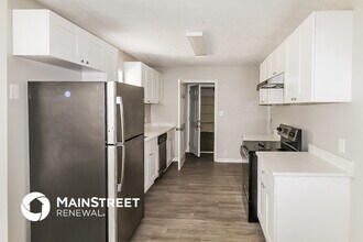 329 Lakeshore Dr in Stockbridge, GA - Building Photo - Building Photo