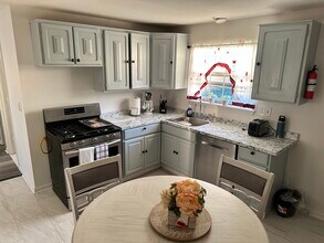 1077 Blue Hills Ave, Unit C in Bloomfield, CT - Building Photo - Building Photo