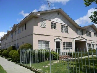 Lola Manor in Los Angeles, CA - Building Photo