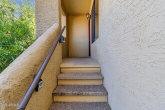 7008 E Gold Dust Ave in Paradise Valley, AZ - Foto de edificio - Building Photo