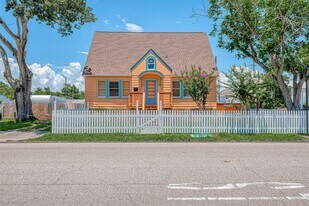 1502 Main St in Seabrook, TX - Building Photo