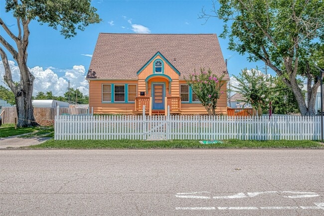1502 Main St