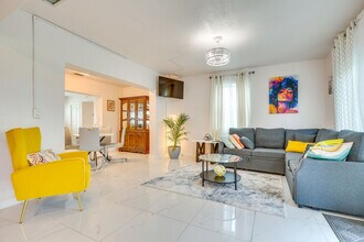 19630 NW 5th Ave in Miami, FL - Foto de edificio - Building Photo