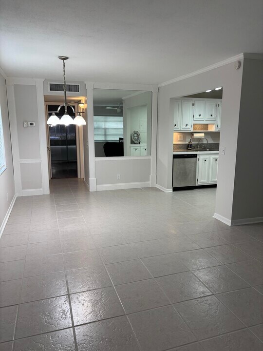 489 Flanders Dr in Delray Beach, FL - Building Photo