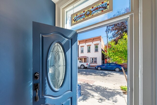 323 2nd St, Unit 1- in Troy, NY - Building Photo - Building Photo