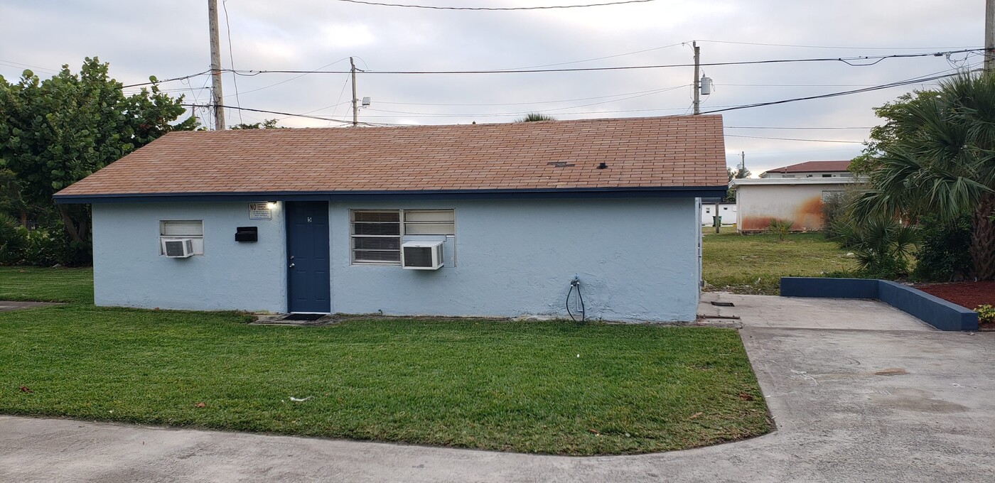 3305 Avenue J in Riviera Beach, FL - Building Photo