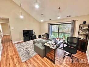 211 Sunshine Ct in Sayreville, NJ - Building Photo - Building Photo