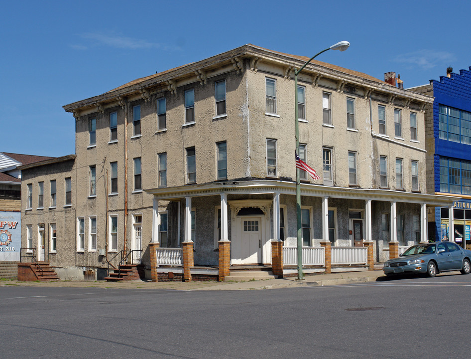 100 N Oak St in Mount Carmel, PA - Building Photo