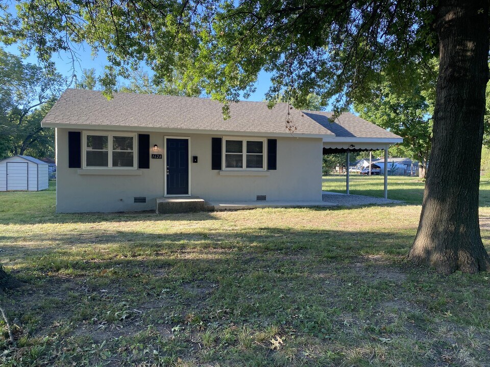 1628 W Scott St in Springfield, MO - Building Photo
