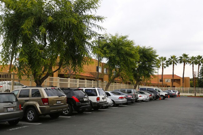 Villa Malaga Apartments in Los Angeles, CA - Foto de edificio - Building Photo