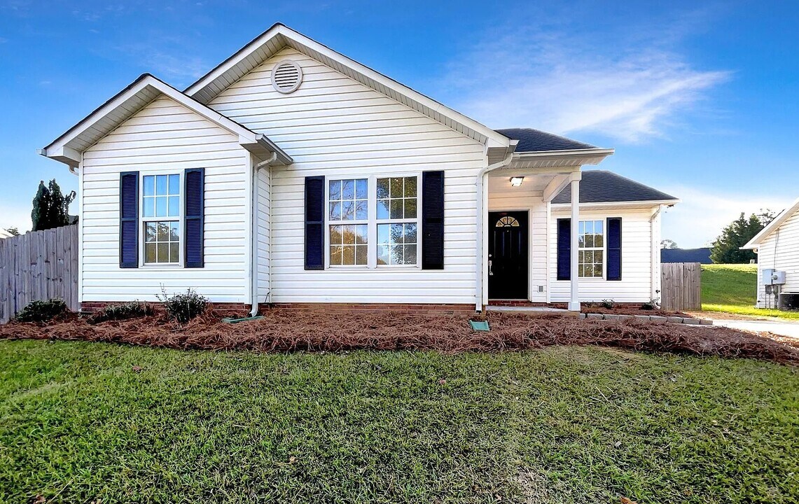 1205 Eagle Ridge Dr in Charlotte, NC - Building Photo
