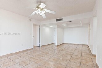 10985 SW 107th St in Miami, FL - Foto de edificio - Building Photo