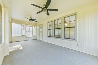 305 Red Haven Dr in Highlands, TX - Building Photo - Building Photo