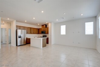 5728 CRENELLATED St in Las Vegas, NV - Foto de edificio - Building Photo
