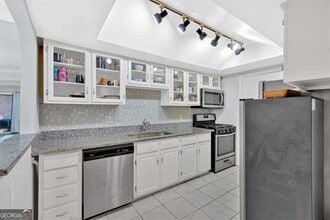 6851 Roswell Rd in Atlanta, GA - Building Photo - Building Photo