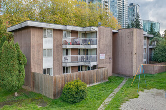 13301 104 Av in Surrey, BC - Building Photo - Building Photo