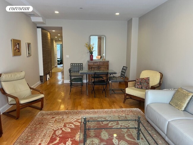 10 Slocum Pl in Brooklyn, NY - Building Photo - Building Photo