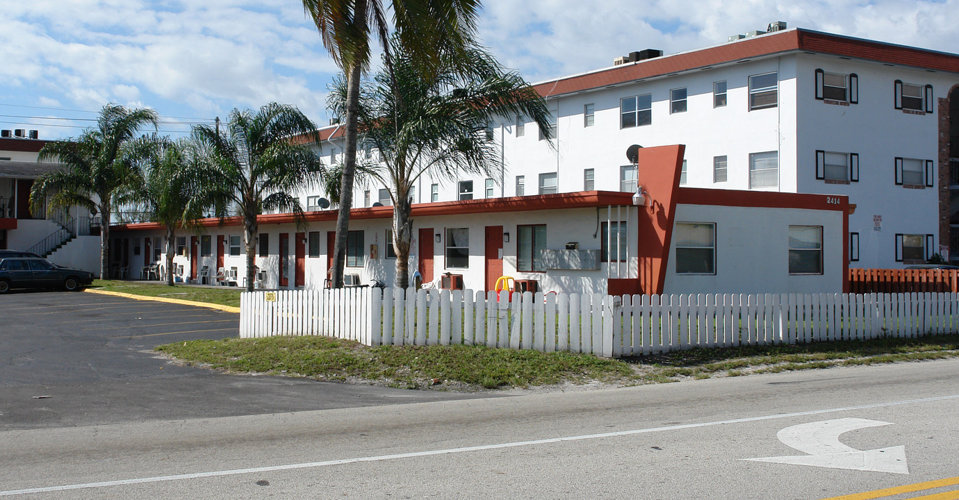 2414 Johnson St in Hollywood, FL - Building Photo