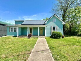 1102 Batts Blvd in Springfield, TN - Building Photo
