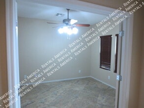 1912 W Black Hill Rd in Phoenix, AZ - Foto de edificio - Building Photo